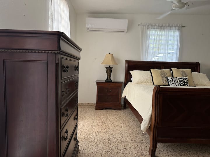 Este elegante dormitorio principal con aire acondicionado ofrece mucho espacio de almacenamiento, lo que garantiza una estancia cómoda y ordenada. 