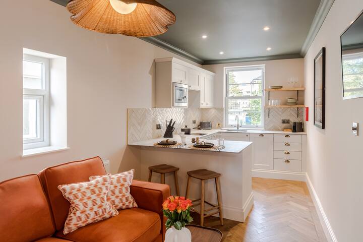 Tyndall’s Park | 2 Bedroom Apartment – No.2 gallery image 2