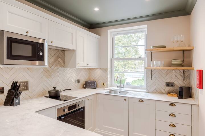 Tyndall’s Park | 2 Bedroom Apartment – No.2 gallery image 4