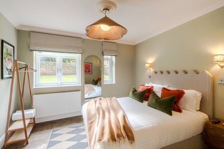Tyndall’s Park | 2 Bedroom Apartment – No.2 gallery image 3