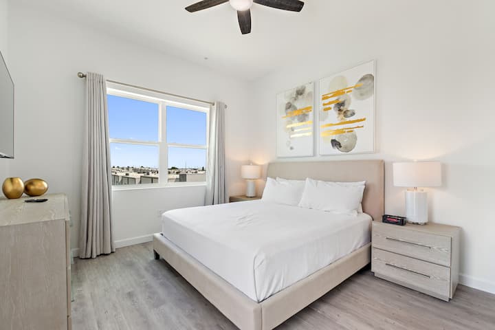 סוויטת קינג חדר שינה עם חדר רחצה ושירותים בקומה השנייה