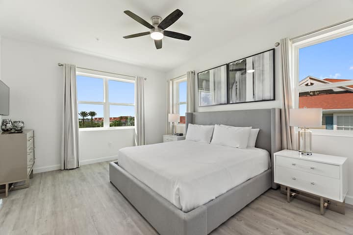 סוויטת קינג סייז (עם מרפסת) צמודה עם חדר רחצה ושירותים