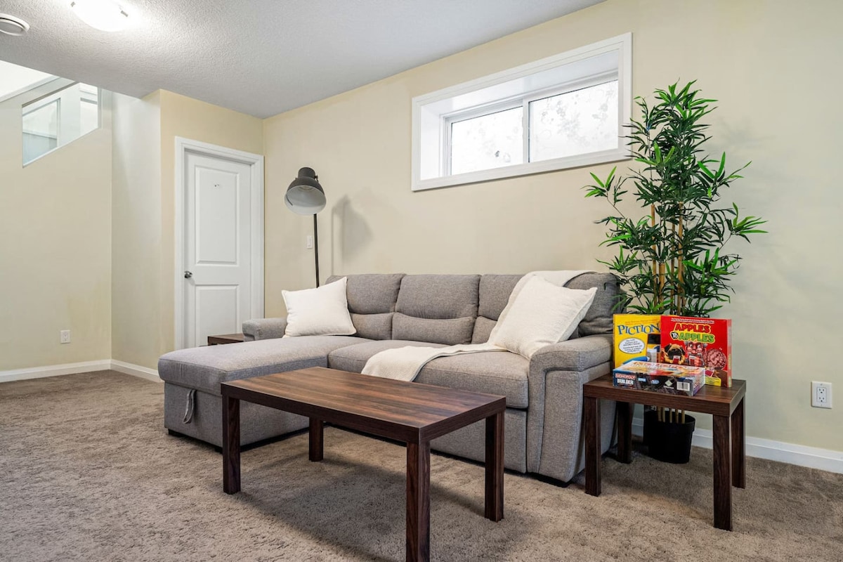 Podrumski dnevni boravak opremljen igrama i krevetom na razvlačenje