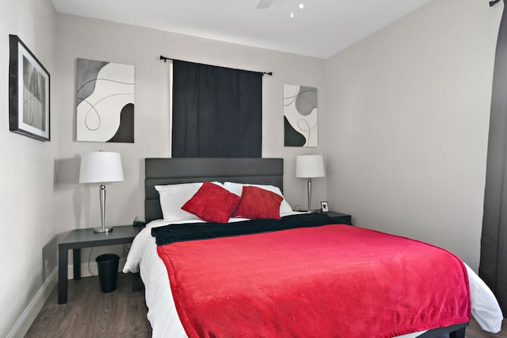 Spálňa na hlavnej úrovni: manželská posteľ, inteligentná televízia HD Roku