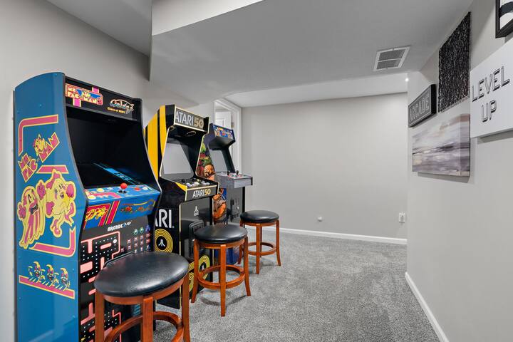 Ultimate Retreat Hot Tub, Games & MOA Minutes Away gallery image 4