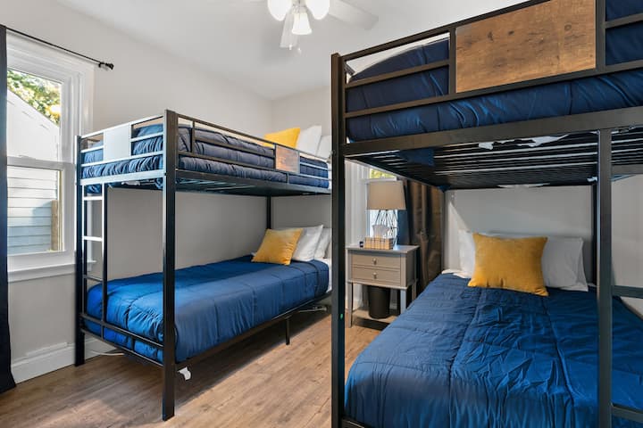 Spálňa na hlavnej úrovni: 2 samostatné poschodové postele, inteligentná televízia HD Roku