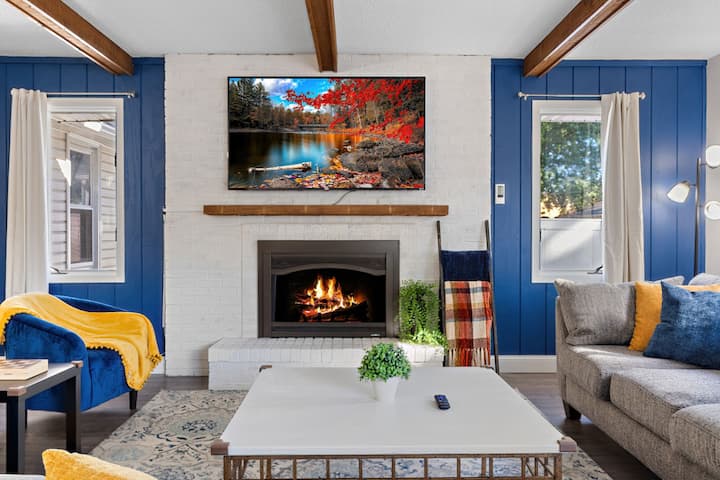 Obývačka: rozkladací gauč, štandardný gauč, inteligentný televízor HD Roku, hry