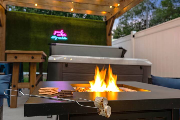 Ultimate Retreat Hot Tub, Games & MOA Minutes Away gallery image 3