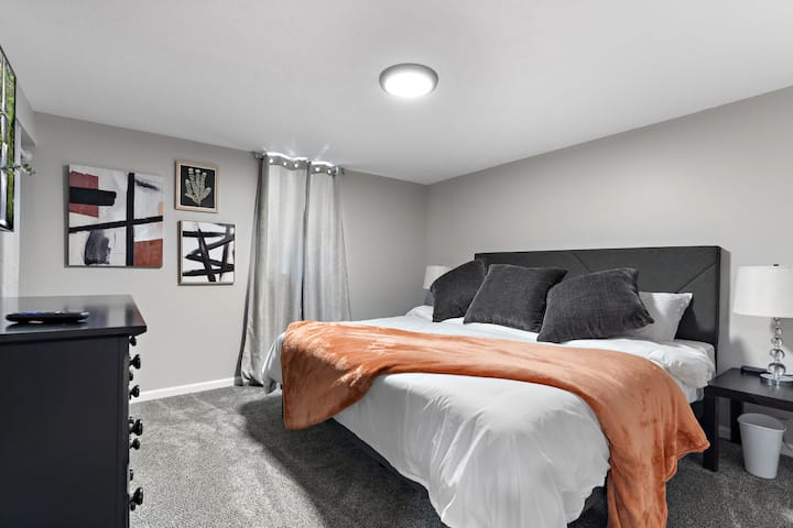 Spálňa na nižšej úrovni: manželská posteľ, inteligentná televízia HD Roku