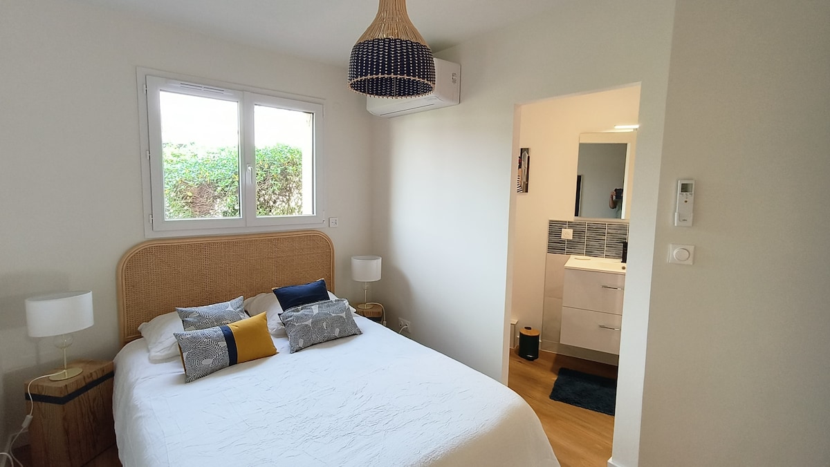 غرفة نوم مع غرفة استحمام داخلية