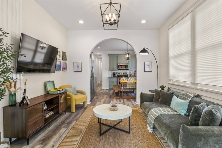 Moss & Pastel Petals | Designer 6BR Mid-City Duple gallery image 2