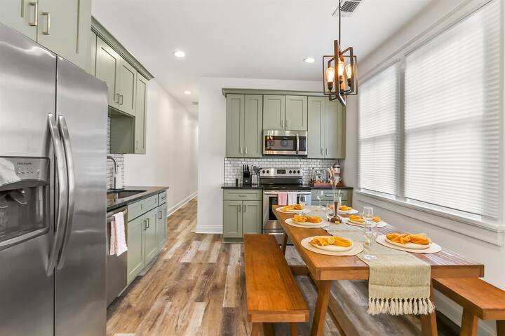 Moss & Pastel Petals | Designer 6BR Mid-City Duple gallery image 3