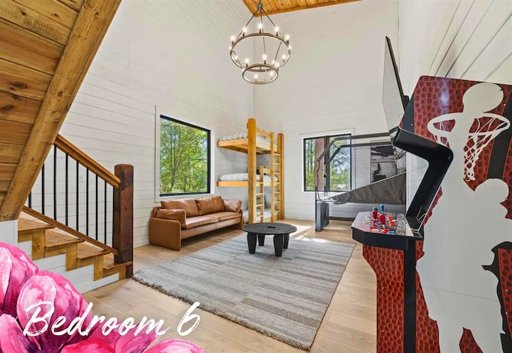 Აქ იწყება ოჯახური გართობა! Ეს ფართო საძინებელი არა მხოლოდ დასასვენებელი ადგილია, არამედ სათამაშო მოედანი გულის სიღრმეში მცხოვრები ახალგაზრდებისა და ახალგაზრდებისთვის.