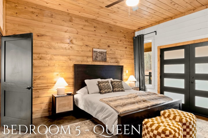 Იმოგზაურეთ საოცნებო ქვეყანაში Queen ‑ ის ზომის ამ საწოლში, სადაც სოფლის ხიბლი მშვიდი კომფორტით გამოირჩევა, ფრანგული კარები კი ვარსკვლავებით განათებული ღამეებისთვის იღება.