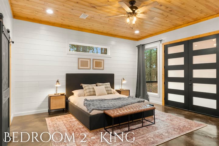 Დიდი სასრიალო კარები გთავაზობთ საკმარის ბუნებრივ განათებასა და გარე სივრცეებზე მარტივ წვდომას!