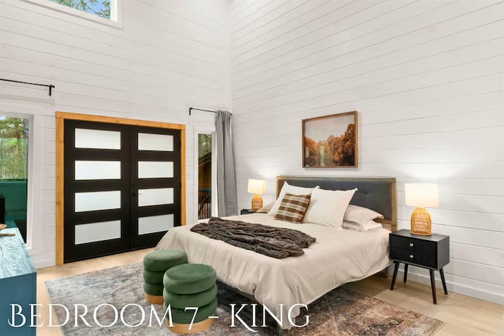 Ეს საძინებელი გთავაზობთ რეგალურ დასვენებას, რომელიც აღჭურვილია თანამედროვე სახლის ყველა კომფორტით.