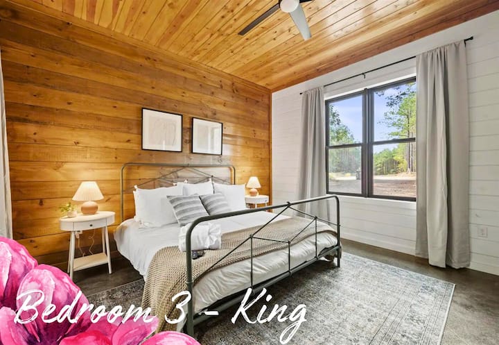 Დიდი ზომის კომფორტი ოთახში, რომელიც სოფლის ხიბლს თანამედროვე სიმარტივეს ერწყმის – ტკბილი ოცნებები გარანტირებულია.