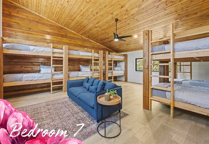 Დიდი ჯგუფი? პრობლემა არ არის. Მე ‑ 7 საძინებელი აღჭურვილია ორსართულიანი საწოლებით, რომლებიც მყუდრო ადგილს სთავაზობს ყველას, რომ კომფორტულად იოცნებოს.