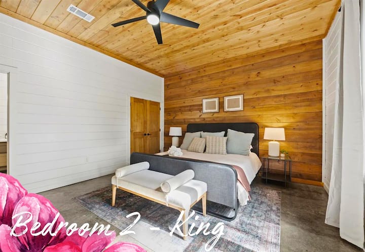 Დაისვენეთ ჰონორარის მსგავსად მე-4 საძინებელში, სადაც დიდი საწოლი და ხის თბილი აქცენტები გიწვევთ სტილში დასასვენებლად.