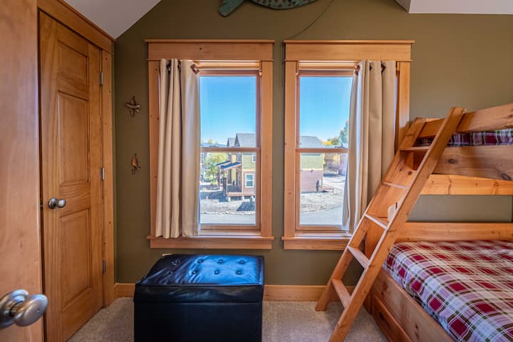 Hay una linda litera doble.