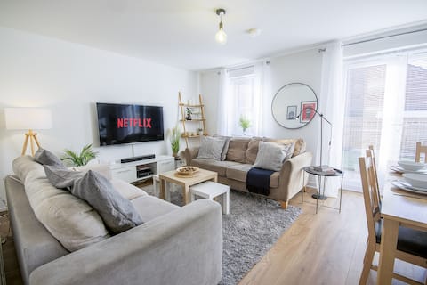 Comfortable 4 Bed Modern Townhouse with Parking