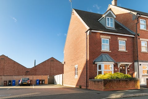 Comfortable 4 Bed Modern Townhouse with Parking