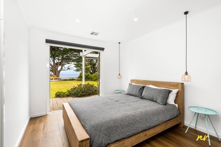 The Esplanade- Beach front, Luxury, Sleeps 8, gallery image 3