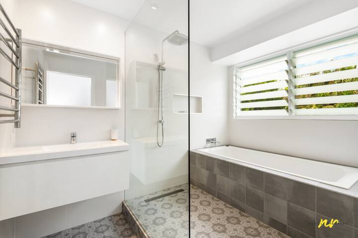 The Esplanade- Beach front, Luxury, Sleeps 8, gallery image 5