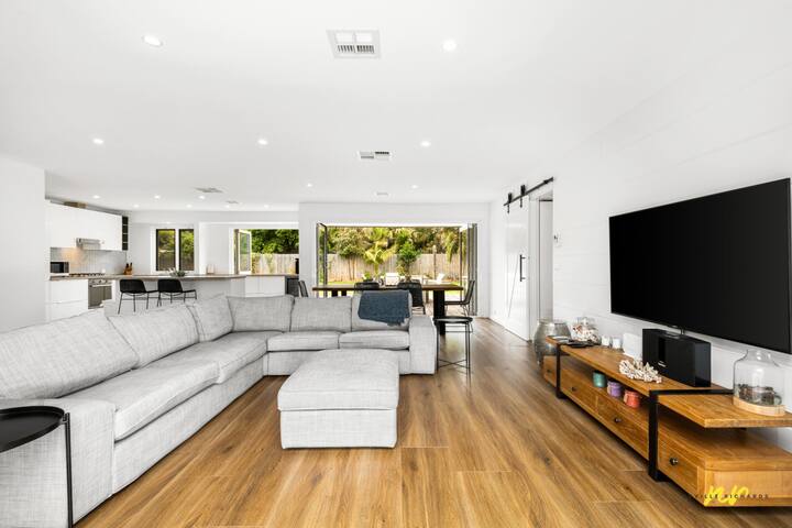 The Esplanade- Beach front, Luxury, Sleeps 8, gallery image 2