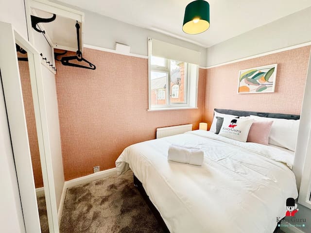 Cozy Manchester Neighborhood 3BR 7ppl with Parking