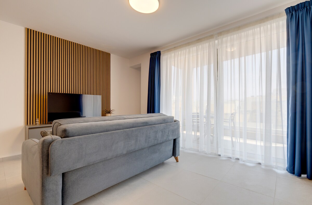 Stylish 2BR Apartment Near the Sea