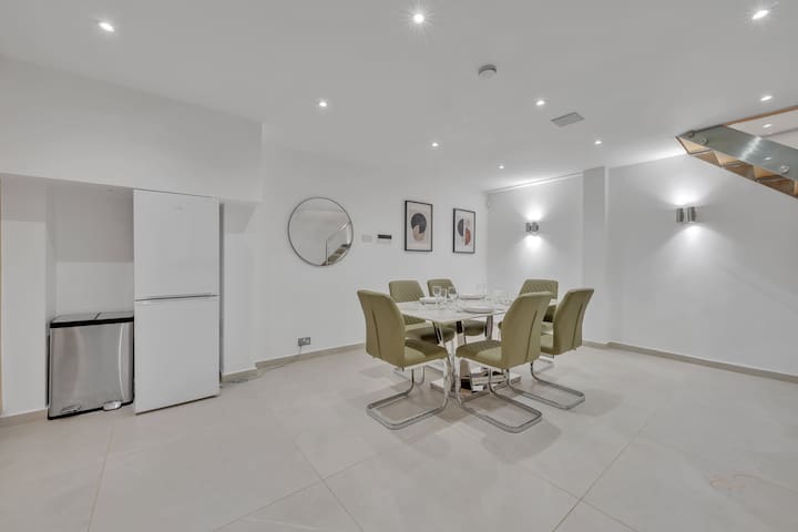 Charming Mayfair Home with Modern Comforts gallery image 5