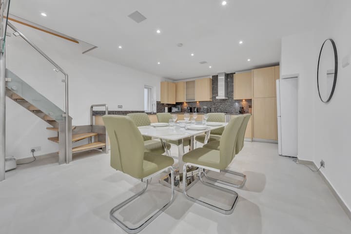 Charming Mayfair Home with Modern Comforts gallery image 2