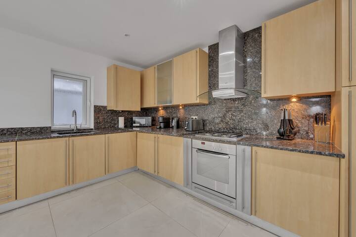 Charming Mayfair Home with Modern Comforts gallery image 4