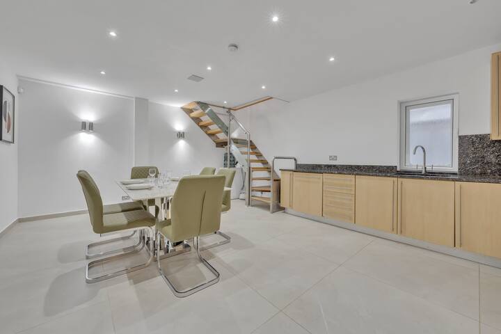 Charming Mayfair Home with Modern Comforts gallery image 3