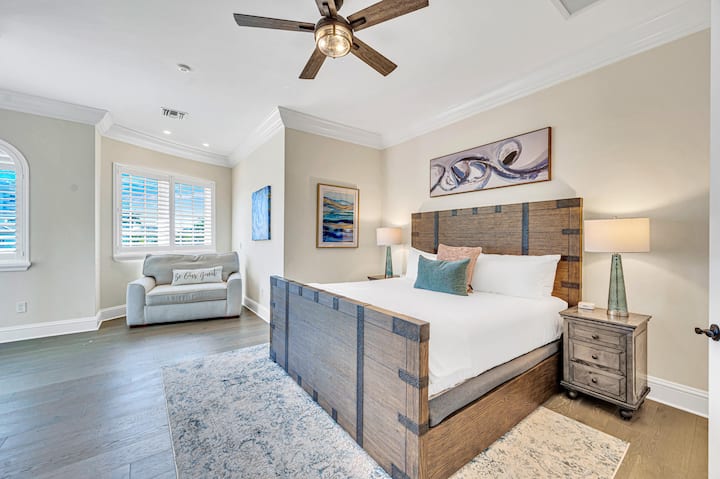 Из семи спален открывается вид на набережную, двуспальная кровать размера «king-size», письменный стол, балкон и собственная ванная комната.