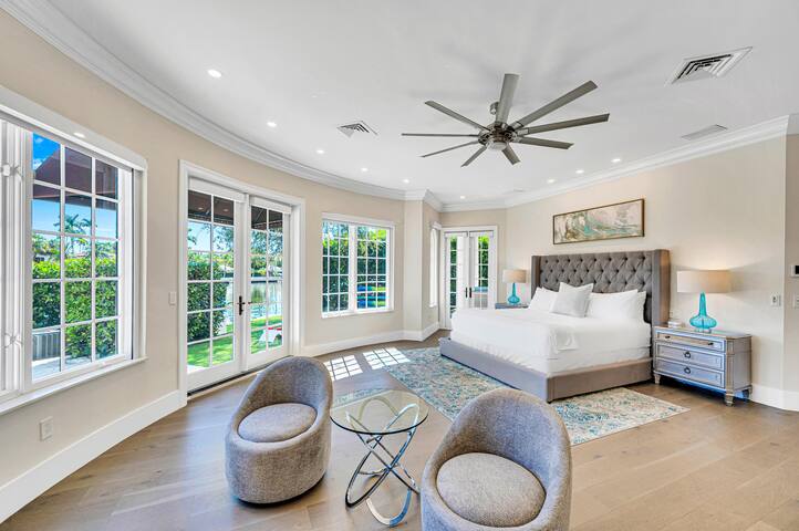 Majestic Waterfront Villa | Heated Pool |Royal Key gallery image 4