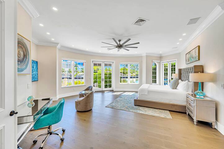 Majestic Waterfront Villa | Heated Pool |Royal Key gallery image 3