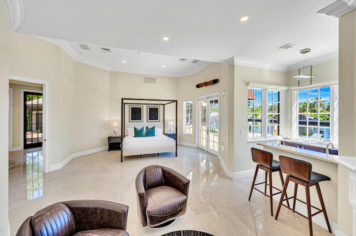 Из третьей спальни открывается вид на набережную. К услугам гостей камин, двуспальная кровать размера King size и барная стойка.