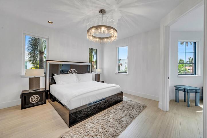 Las Olas Isles | Waterfront Villla | Isle Key gallery image 5