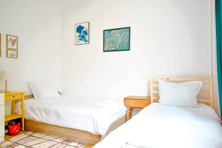 Chumba cha kulala chenye mwangaza na hewa safi kwa ajili ya kulala usiku kwa utulivu. Je, ungependa kujua zaidi kuhusu mwonekano? Tuulize!