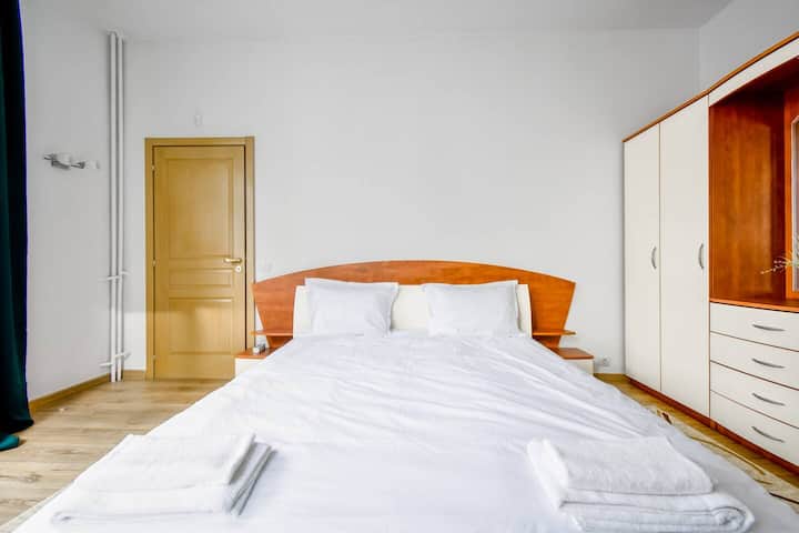 Chumba kikuu cha kulala chenye starehe na starehe ambacho kinaonekana kama nyumbani. Una hamu ya kujua ukubwa wa kitanda? Uliza tu!