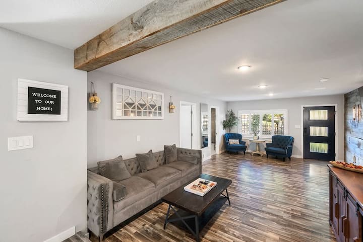 Entertainers Dream | Hot Tub + Close To Everything - Lakewood, CO