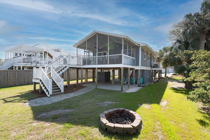 Casa De La Luz- River Views, 2 Porches, Pets Ok - Folly Beach, SC