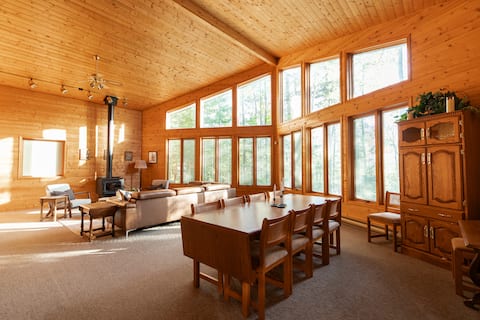 Stunning 4BR Waterfront Sauna Cabin Victoria Beach