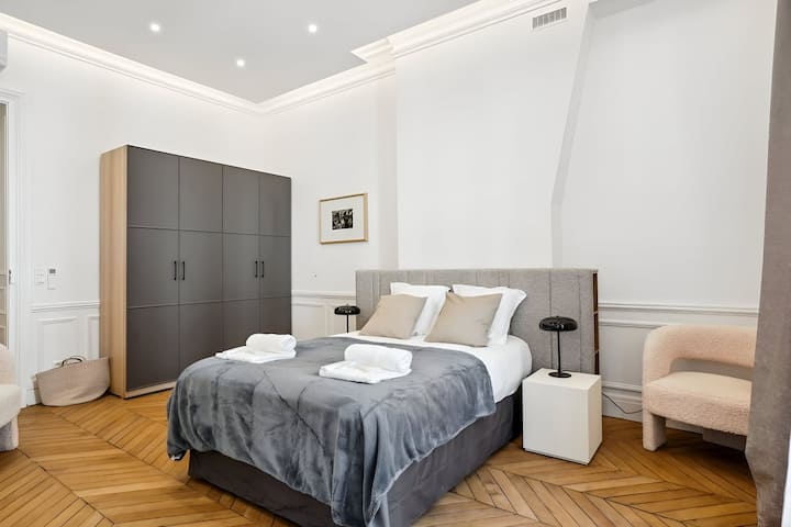 ห้องน้ำที่มีลายสก็อตสีเทา 