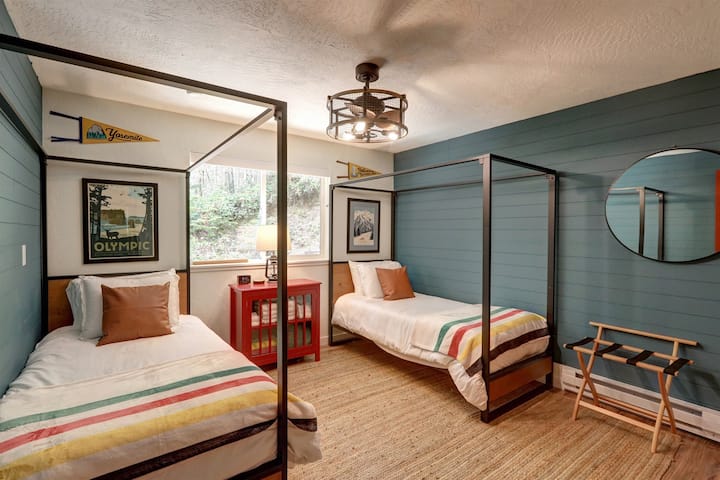 Dormitorio 2 con dos camas individuales. Ventilador de techo, portaequipajes, despertador con cargadores USB, persianas opacas.