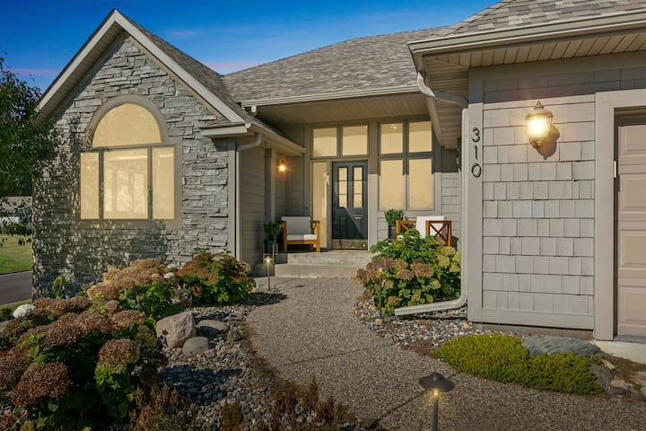 NEW! Sleeps 12, Fam. Friendly, Game Room. Dog OK! gallery image 4