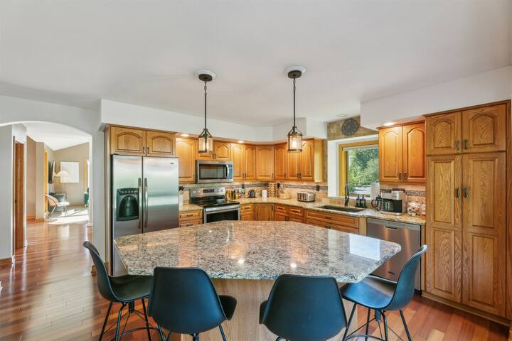 NEW! Sleeps 12, Fam. Friendly, Game Room. Dog OK! gallery image 5