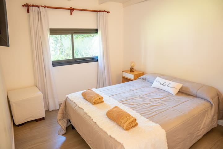 Habitación principal con cama matrimonial de 2,20 m y espacio para guardar ropa. Perfecta para descansar y sentirte como en casa.